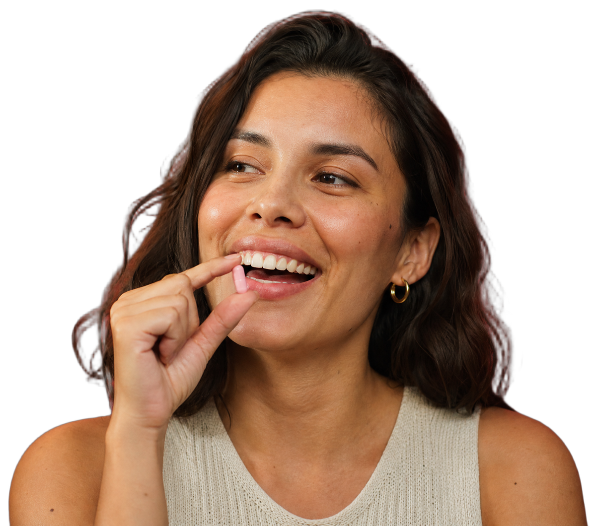 Mujer sonriendo con una cápsula de probiótico URO